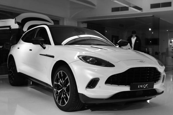 Première rencontre : Aston Martin DBX