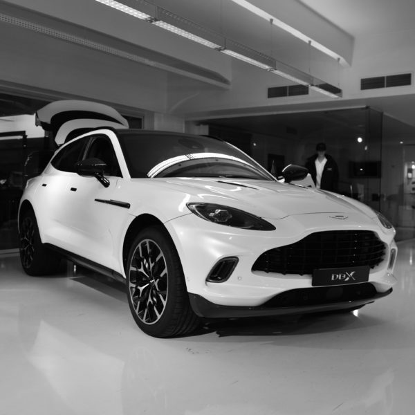 Première rencontre : Aston Martin DBX